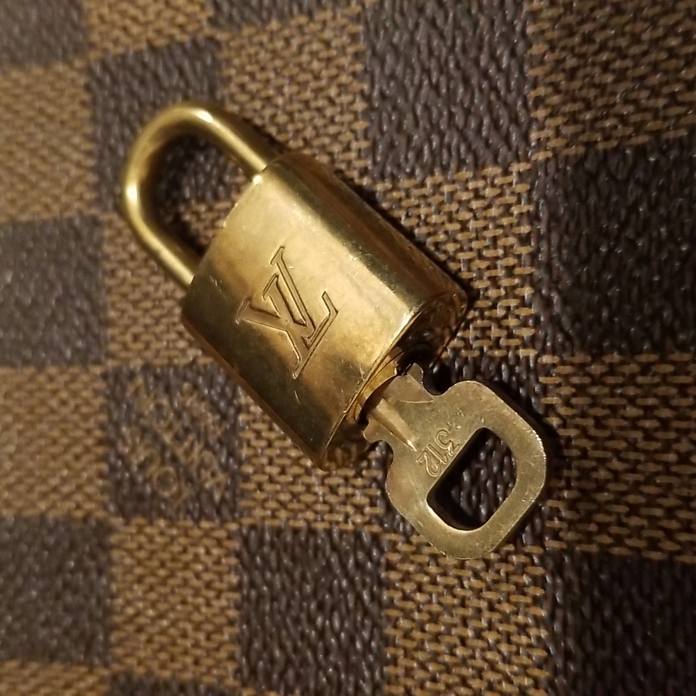 SOLD - 🔐 Louis Vuitton Padlock & Key Set - Picture 3 of 10